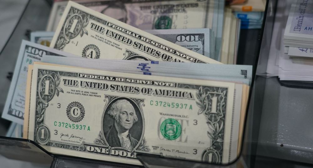 Rekord i ri ne tregun valutor, dollari le pas monedhen europiane